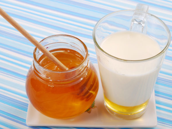 Горячее молоко от кашля: рецепт вкусного лекарства