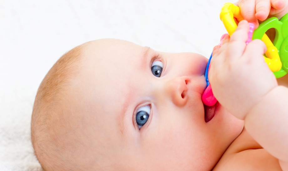 Почему малыш кусает грудь: 6 причин сложностей при кормлении