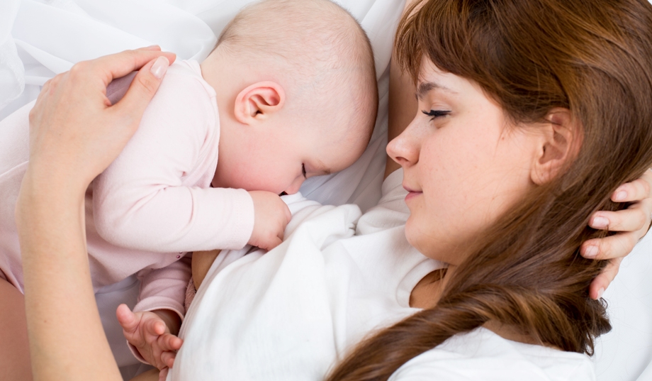 Почему малыш кусает грудь: 6 причин сложностей при кормлении