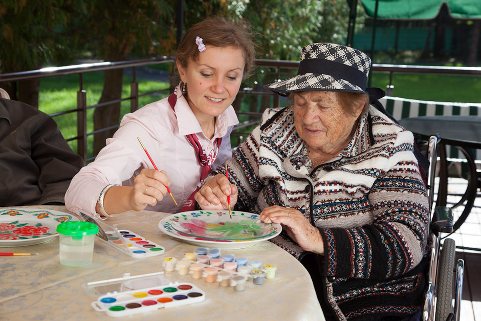 Арт-терапия для пожилых: творчество как способ продления жизни