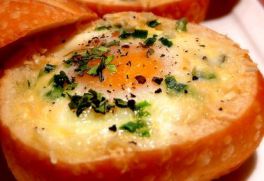 Блюда в духовке: яйца, запеченные в булочках