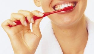 Стоматологи предупреждают: чистить зубы после еды вредно