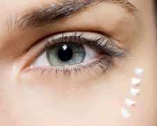 Как сделать крем для глаз в домашних условиях