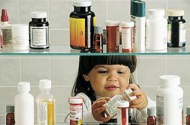 Как сделать, чтобы ребенок не отравился лекарствами