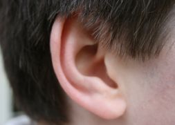 Первая помощь при болях в области уха
