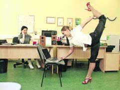 Изометрические упражнения в офисе, или физкультминутка при сидячей работе