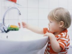 Как приучить малыша мыть руки