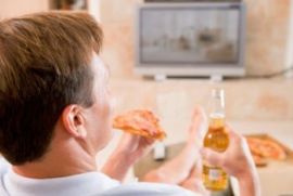 Перед телевизором человек съедает больше положенной нормы