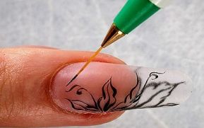 Видео: Учимся рисовать завитки на ногтях