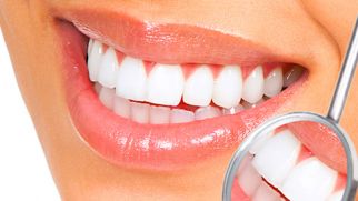 Профессиональная чистка зубов: показания, противопоказания, методики